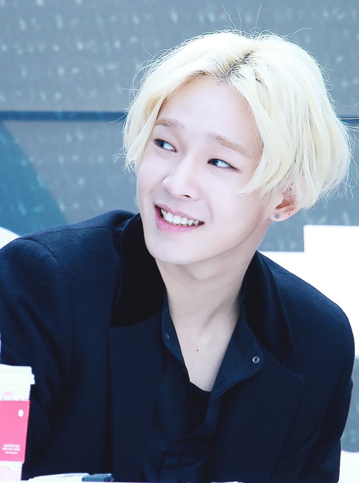 Nam_Tae-hyun_at_a_fanmeeting_in_Sinchon_in_February_2016_07